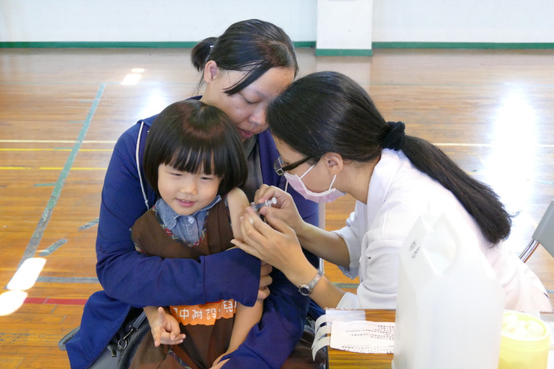 新北市衛生局今（28）日表示，凡設籍新北市6個月到1歲幼童欲前往麻疹流行地區，攜帶相關證件至衛生所可享有免費施打疫苗。   圖：新北市衛生局/提供