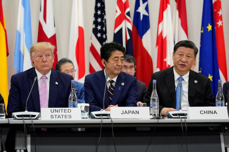 G20峰會在日本大阪舉行，日本首相安倍晉三、美國總統川普以及中國領導人習近平聚於一堂。   圖：路透社/達志影像