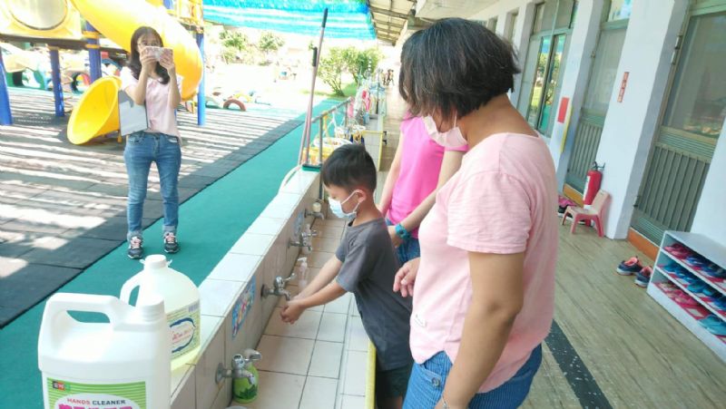 衛生局提醒，手部衛生為預防腸病毒感染首要預防方法，洗手時應優先使用肥皂   圖：台南市衛生局/提供