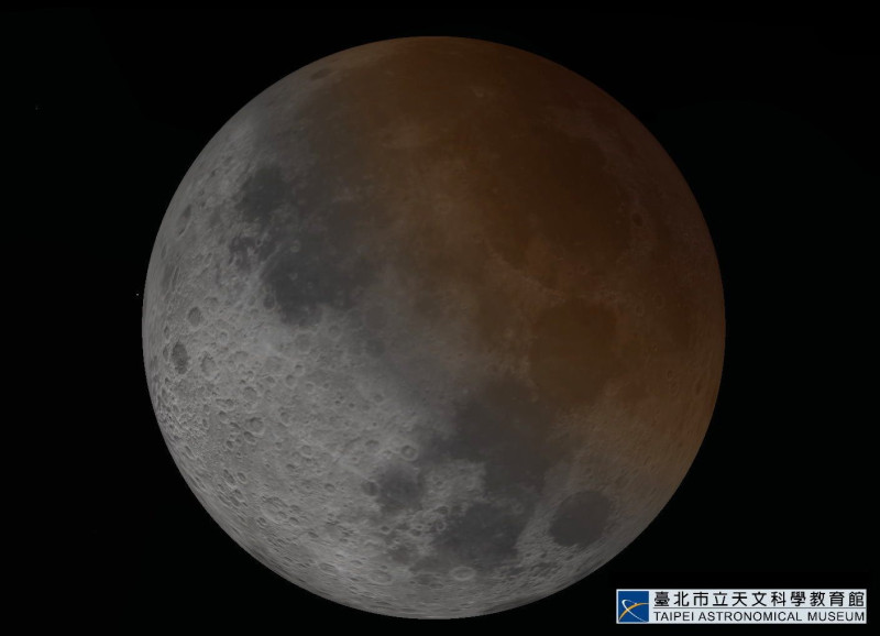台北市立天文館表示，7月17日天亮前將出現「月偏食」天象，這是台灣今年唯一可見的一場月食。(圖為月亮前所見之月食景象模擬圖)   圖：台北市立天文館/提供