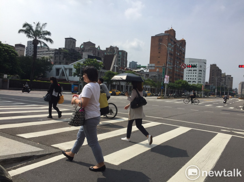 台北市盆地、桃園市都為橙色燈號，有連續3天出現攝氏36度高溫的機率。   圖：閻芝霖／攝