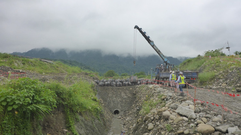 阿姆坪防淤隧道工程防汛整備吊放太空包作業。   圖：經濟部北水局/提供