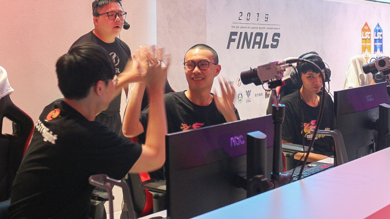 決勝第五局勝利到手，中州全隊展現欣喜笑容。