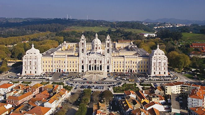 於1711年興建，包括國王和王后的宮殿、皇家小聖堂、方濟各會修道院，及藏書3.6萬冊的圖書館。圖：葡萄牙旅遊局官網／翻攝