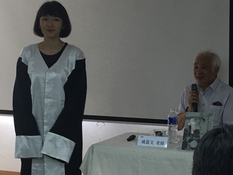 台灣青年基金會執行長謝艾樺(左)穿著姚嘉文律師(右)的律師袍，讓活動場面瞬間熱絡起來。