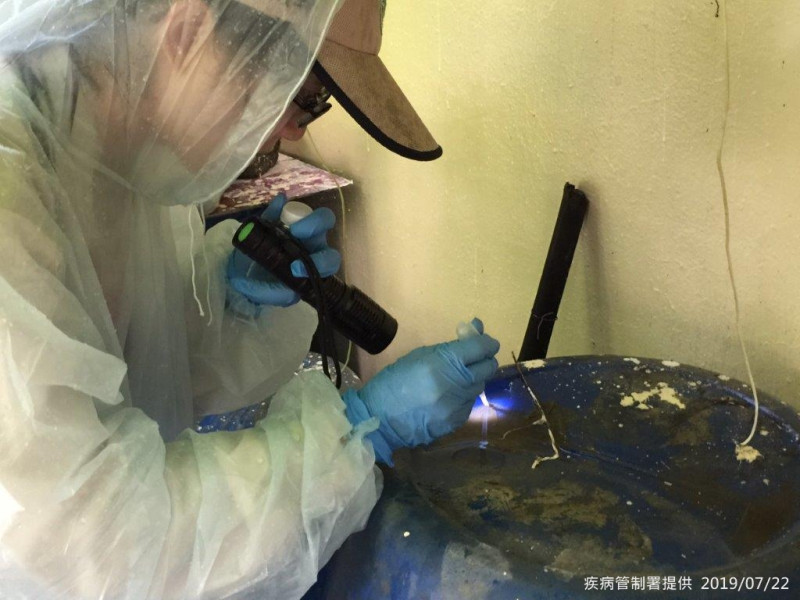 疾管署防疫人員於台南市東區執行病媒孳生源查核   圖：衛福部疾病管制署/提供