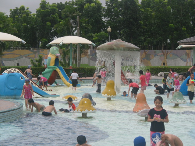 炎炎夏日最適合玩水了，尤其是青年學子喜歡在暑假期間成群前往水域區戲水，國健署提醒民眾玩水要注意。   圖：取自烏山頭水庫風景區