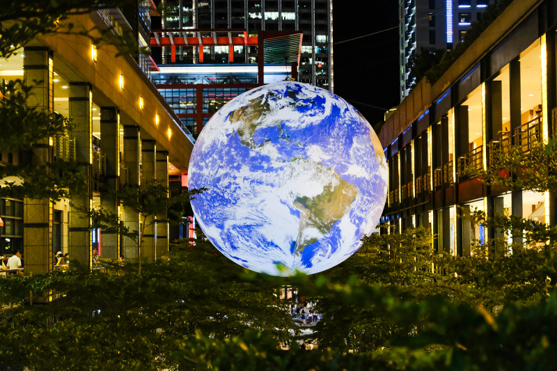 英國藝術家 Luke Jerram 的巡迴作品蓋亞 （Gaia）將 NASA 授權真實地球 180 萬分之一的飄浮地球帶至台北。圖：謝佳真／攝
