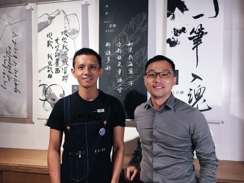 手寫時光誠品板橋新板店的門市經裡吳元宏（左）及手寫時光創辦人竺佳慶（右）合影。　圖：創夢市集／提供
