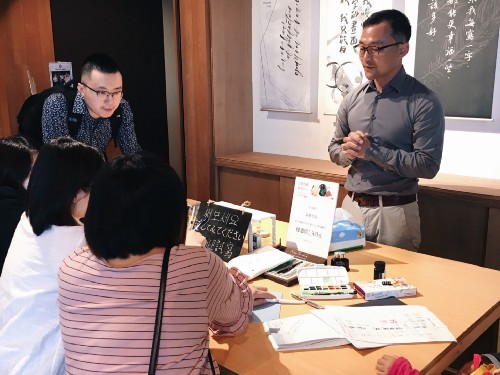 創辦人竺佳慶（右）正在與現場客人介紹鋼筆。　圖：創夢市集／提供
