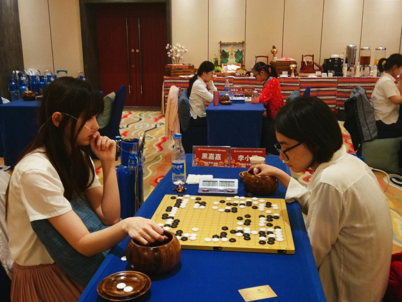 ▲最美女棋士黑嘉嘉前往西藏比賽，留下一邊戴著鼻管吸氧氣，一邊下棋的罕見畫面。