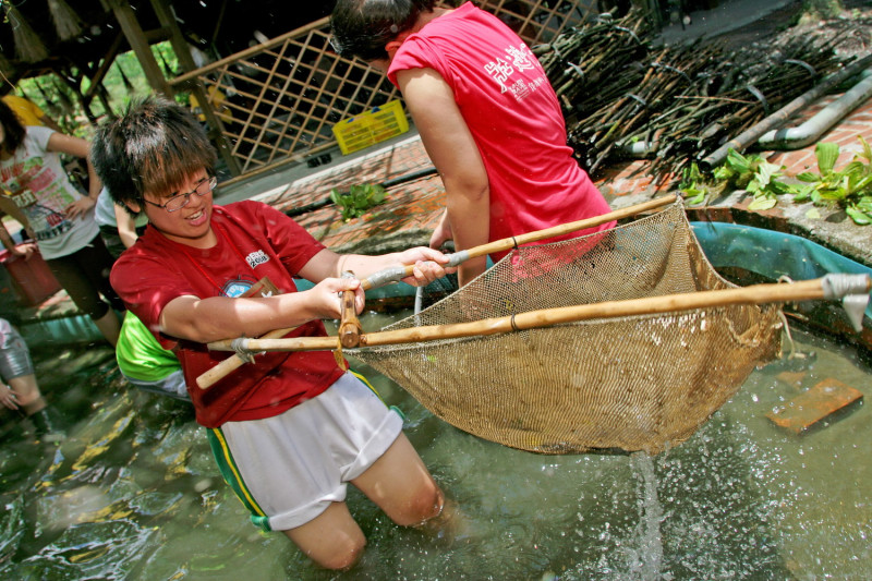 在花蓮馬太鞍青年壯遊點體驗「巴拉告」傳統捕魚法。圖：教育部／提供