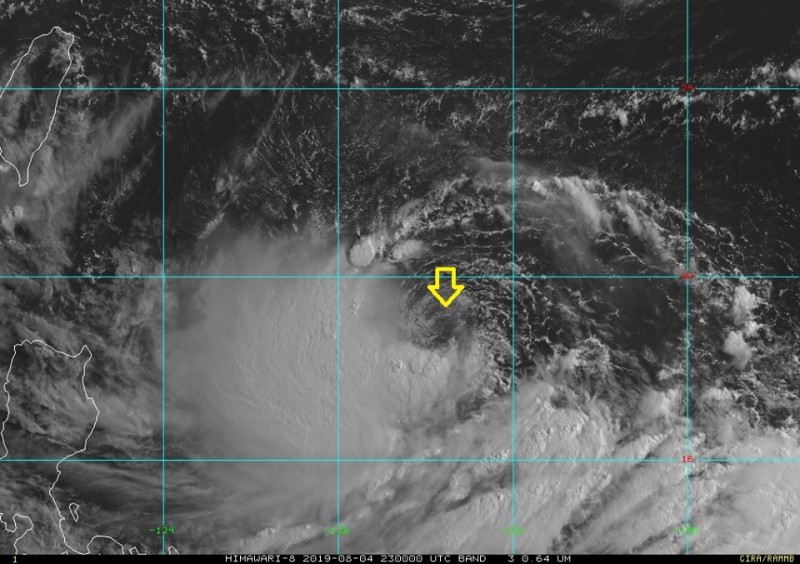 鄭明典表示，箭頭所指的環流就是「利奇馬」颱風，目前有明顯高低層分離現象。   圖：取自鄭明典臉書(來源：RAMMB/Himawari-8 Imagery)
