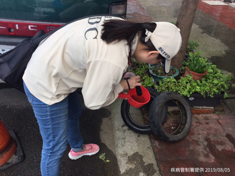 疾管署呼籲，本周受颱風外圍環流影響，部分地區將有大雨發生，民眾雨後請加強落實「巡、倒、清、刷」   圖：衛福部疾病管制署/提供