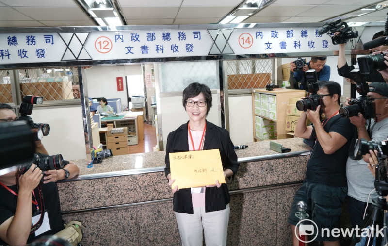 蔡壁如到內政部遞交台灣民眾黨創黨公文書。   圖：張良一/攝