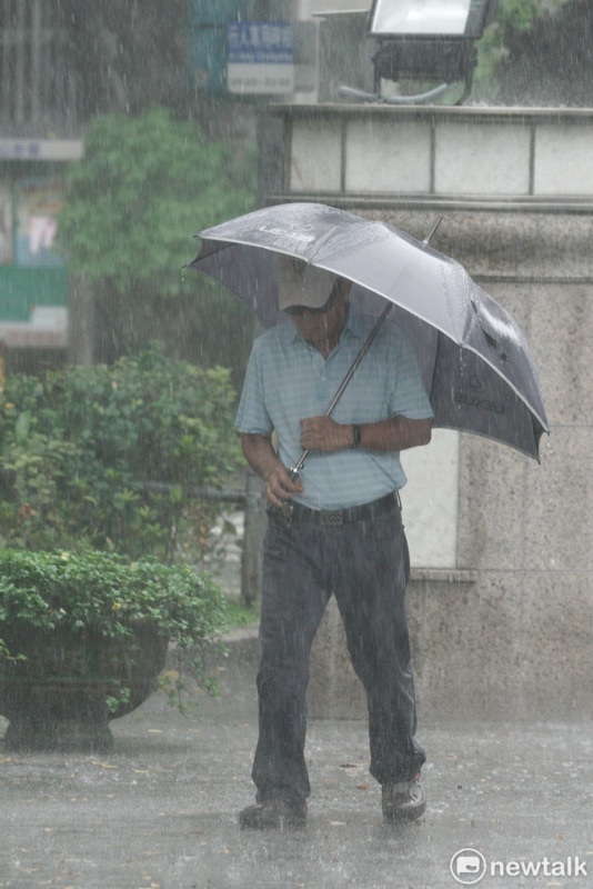 利奇馬颱風來襲，台北市區上午的風雨並不如預期的風強雨大，有些民眾依舊到公園健走運動。   圖：張良一/攝