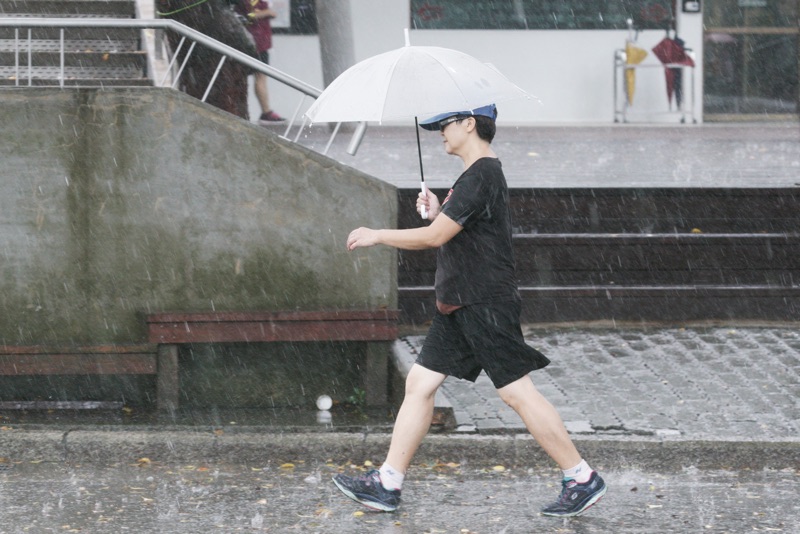 中央氣象局提醒，明後兩天民眾若利用周末出遊，要攜帶雨具。   圖：張良一/攝
