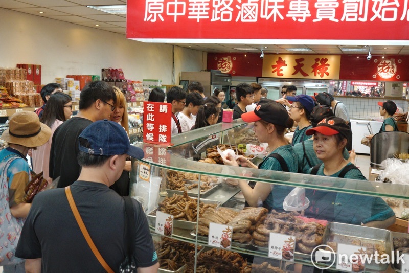 西門町滷味店被購物人潮塞爆，絲毫未因颱風打消民眾對「吃」的渴望。   圖：張良一/攝