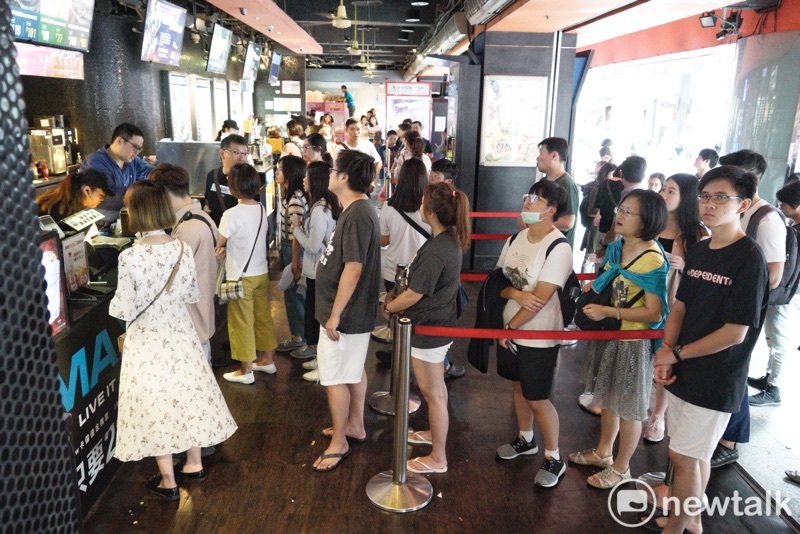 午後的西門町電影院充滿民眾，希望在舒適的室內度過一個悠閒的颱風假。   圖：張良一/攝