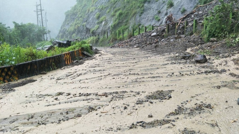 高雄市受大雨影響，台29線臨11便道3.2 k（雙連堀路段），因邊坡坍方土石泥流造成道路阻斷。   圖：公路總局第三養護處甲仙工務段/提供