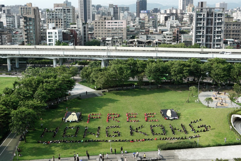 超過三百位民眾在華山草原排出FREE HONG KONG字樣，並喊出Free Hong Kong 、護民主、撐香港、挺民主等口號，聲援香港反送中運動。   圖：張良一/攝