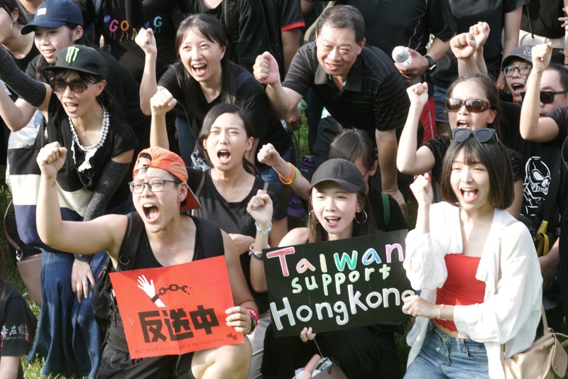 超過三百位民眾在華山草原排出FREE HONG KONG字樣，並喊出Free Hong Kong 、護民主、撐香港、挺民主等口號，聲援香港反送中運動。   圖：張良一/攝