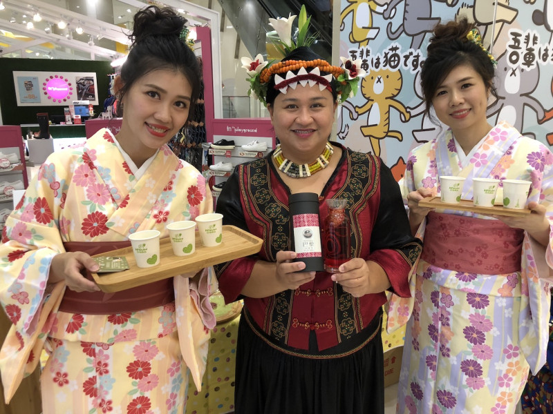 四海食品攜手魯凱族農夫張誌紜於環球購物中心屏東店舉辦盛大千杯試飲會,吸引上千民眾參加   圖：四海食品原料有限公司/提供