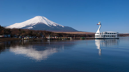 富士山倒映在湖中的景色被稱為逆富士。    圖：日本觀光局官網／翻攝