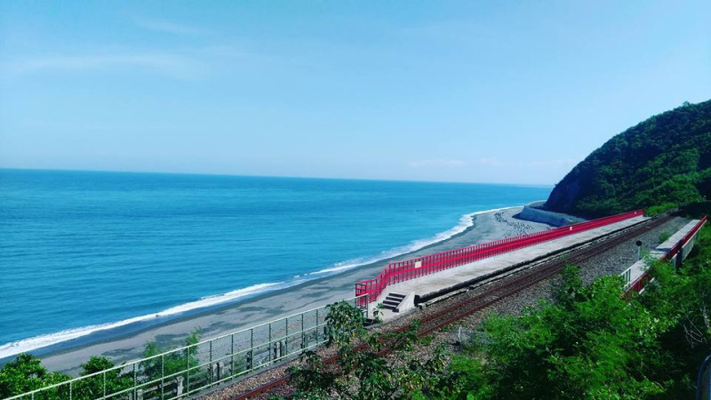 台灣四面環海，搭火車就能輕易找到無敵海景車站。   圖：觀光局／提供