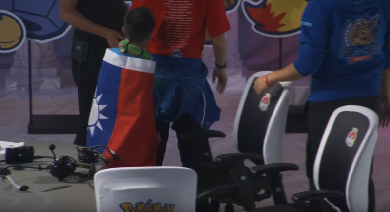 吳比總決賽全程都披著國旗。