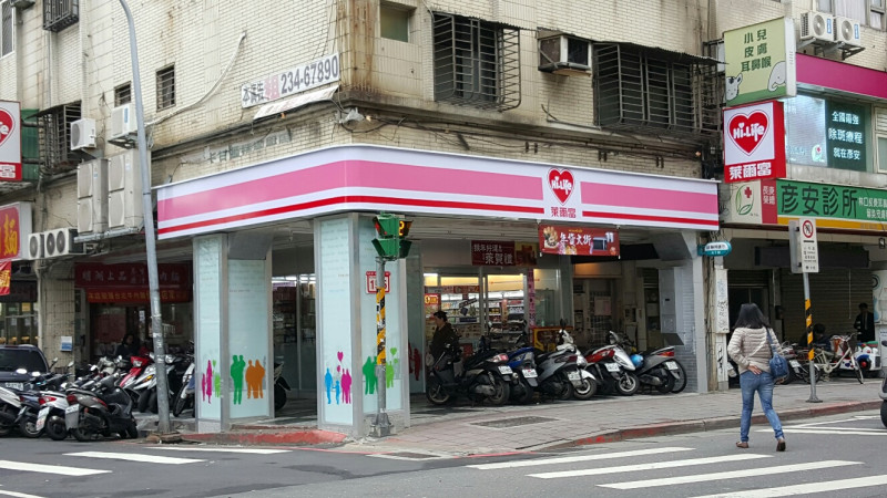 台北市衛生局今（19）日宣布，自108年9月1日起，15家連鎖便利商店、咖啡店前公告之騎樓全面禁止吸菸   圖：台北市衛生局/提供