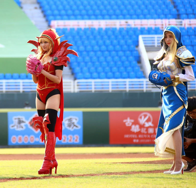 8月17日(六)賽事由玩家熟悉之英雄角色瓦麗拉和珍娜開球，為賽事揭開序幕。