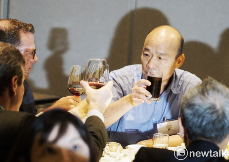 高雄市長韓國瑜與台北市美國商會餐敘，眾人互敬酒時，一直深受酗酒負面新聞影響的韓國瑜，刻意以可樂代替紅、白酒。   圖：張良一/攝
