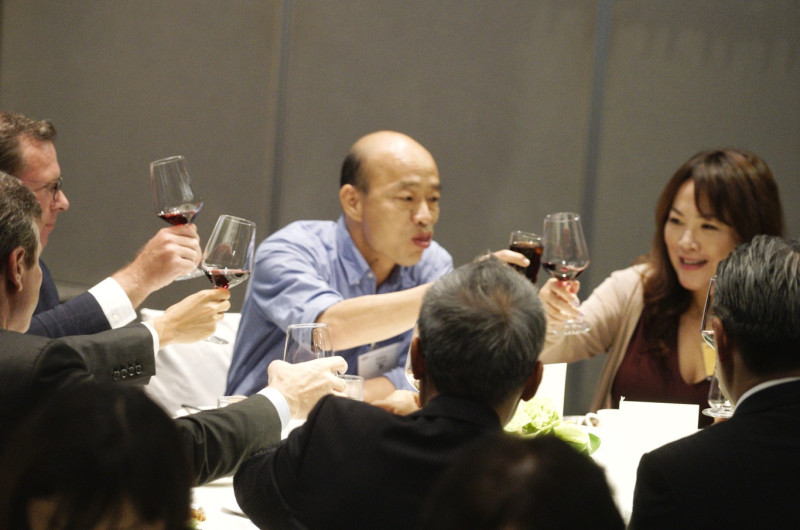 高雄市長韓國瑜與台北市美國商會餐敘，眾人互敬酒時，一直深受酗酒負面新聞影響的韓國瑜，刻意以可樂代替紅、白酒。   圖：張良一/攝