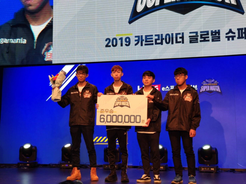 台灣隊伍四位選手(左一)爆哥、(左二)爆蛋、 (右一)睏平、(右二)蛇王，拿下亞軍與600萬韓元的亞軍獎金。