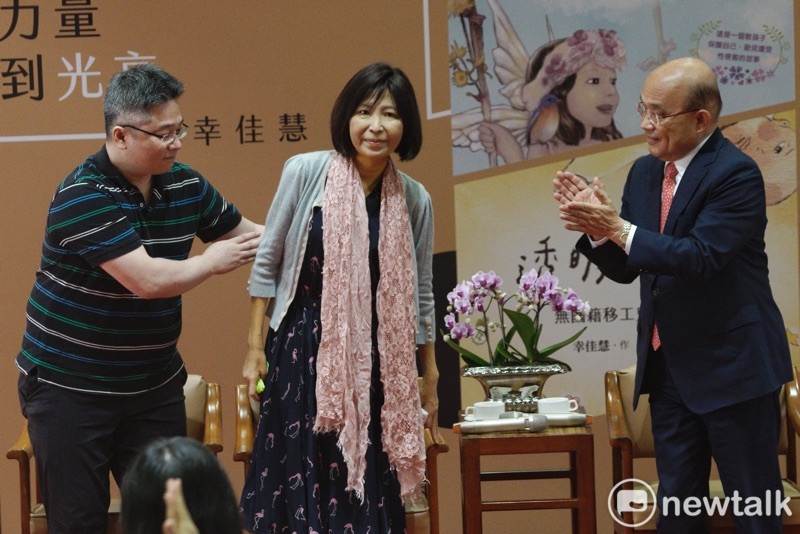 行政院長蘇貞昌在行政院頒發金鼎獎特別貢獻獎給兒童文學作家幸佳慧。   圖：張良一/攝