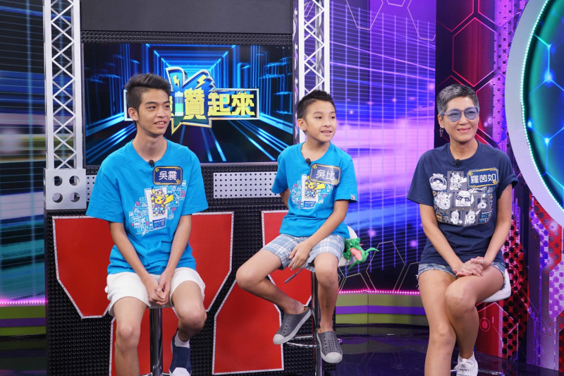 哥哥吳震（左起）、吳比、媽媽羅茵如，回台後的第一個電視深度專訪，就獻給狼谷競技台《電競讚起來》。
