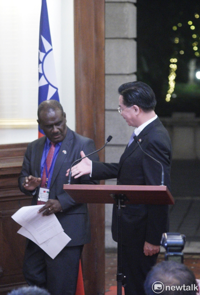 外交部長吳釗燮與索羅門群島外長馬內列(Jeremiah Manele）日前在台北賓館舉辦媒體見面會。   圖：張良一/攝（資料照片）