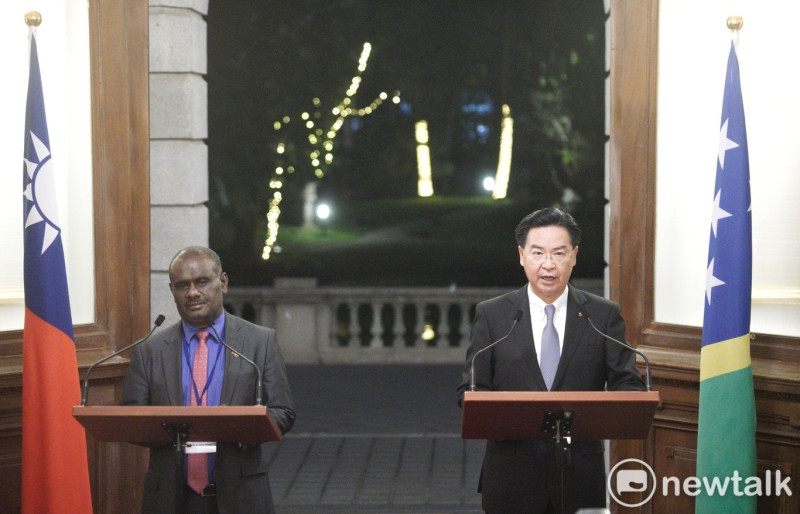 外交部長吳釗燮（右）與索羅門群島外長馬內列(Jeremiah Manele）。   圖：張良一/攝（資料照片）