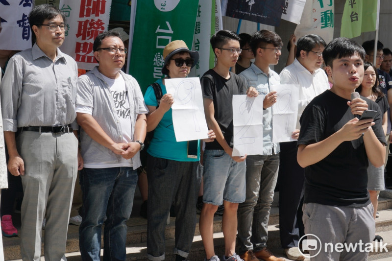 多個公民團體和在台港生上午在立法院群賢樓外舉行記者會，公布九二九台港大遊行行動，並發布遊行規劃、行動主張和聯合聲明。   圖：張良一/攝