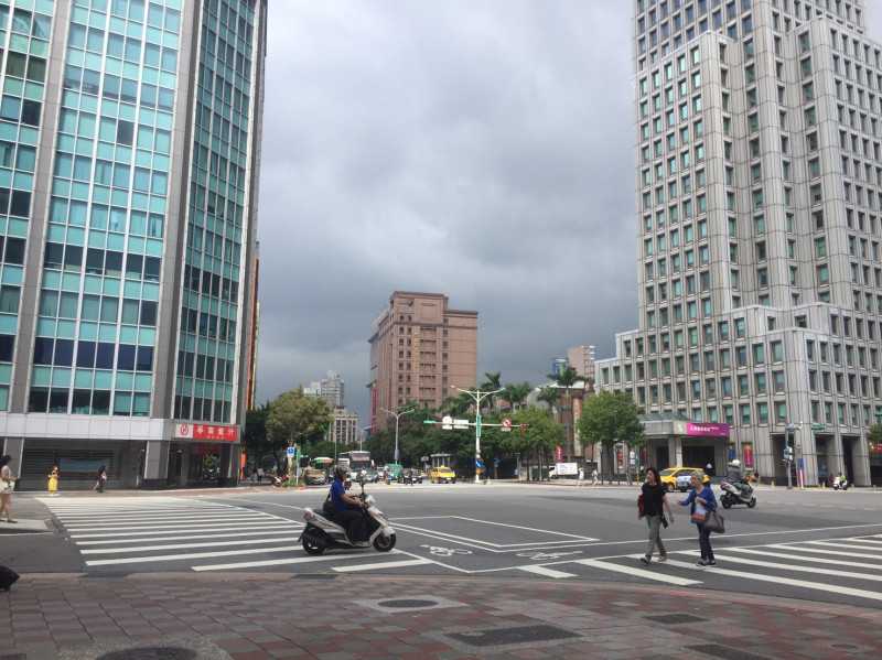 中央氣象局表示，今天北台灣仍有小範圍短暫陣雨，花東及恆春半島也有零星短暫陣雨，其他地區為多雲到晴   圖：閻芝霖/攝