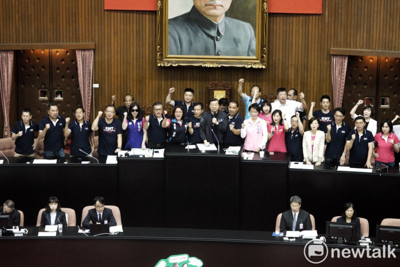 立法院今開議，國民黨籍立委在院會前即霸佔主席台，提出「香港反送中 台灣撤惡法」等訴求。   圖：張良一/攝