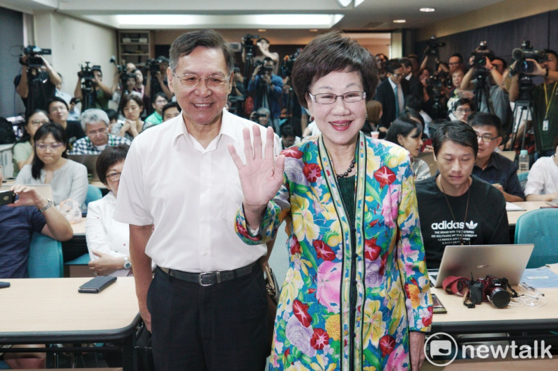 前副總統呂秀蓮 （右）與前南投縣長彭百顯（左）搭檔參加2020總統大選連署。   圖：張良一／攝（資料照）