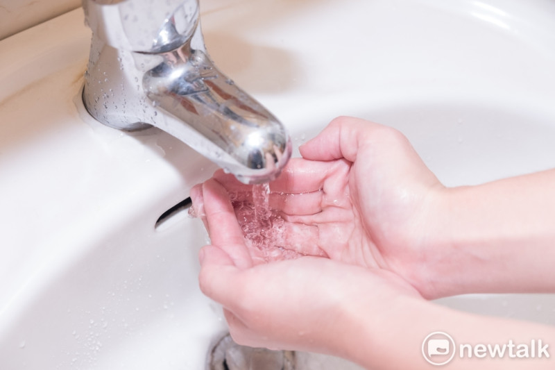 中國國家健委會專家指出，飛沫不會在空氣中飄浮，但可在附著物體表面存活數小時，因此洗手非常重要。   圖：葉宜哲／攝