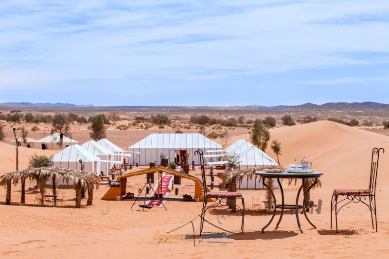 摩洛哥梅爾祖卡位於沙漠中，氣候乾燥，帳篷住宿富有當地特色。圖：Booking.com／提供