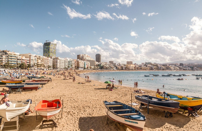 西班牙加那利群島中年氣候穩定，氣溫怡人。圖：Booking.com／提供