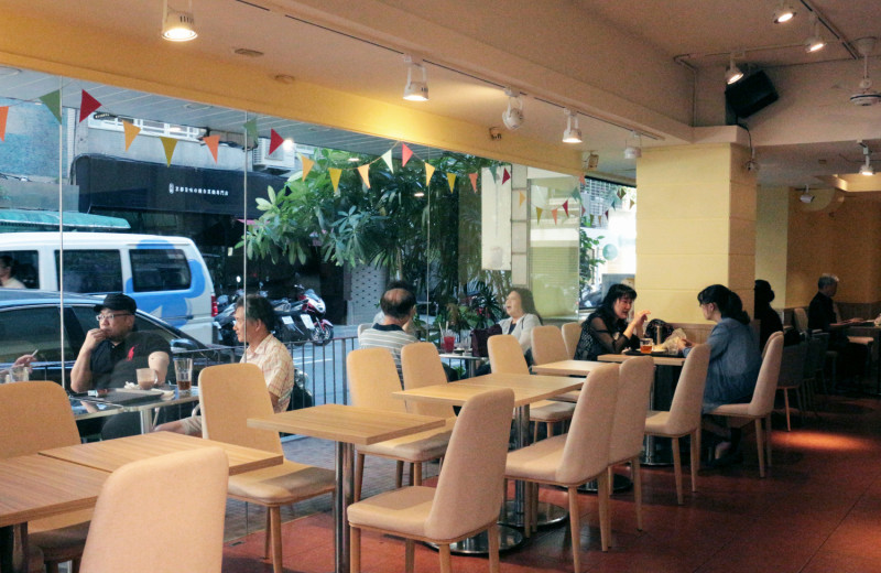 位於信義區的逸仙店是怡客咖啡的創始店，許多老顧客會趁著下午空閒的時間到這喝咖啡、談天  圖：閻芝霖/攝
