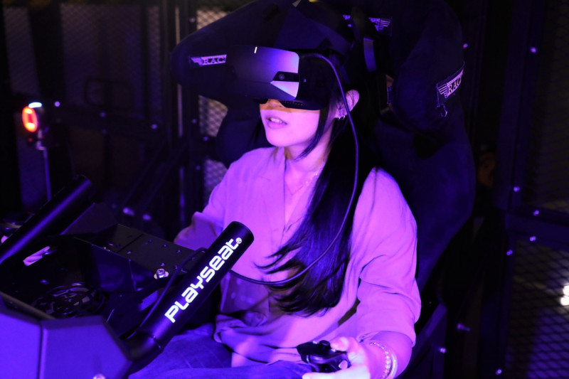 玩家透過搭配智崴資訊科技體感模擬系統的VR體感設施享受戰場廝殺的快感
