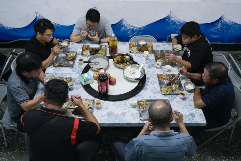 不同世代的馬祖老兵同桌共吃軍中大鍋飯。  圖：張良一/攝