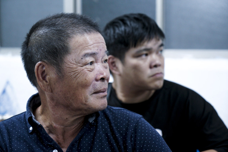 黃進山（左）、黃湞鈺父子分享他們在外島服役的故事。   圖：張良一/攝